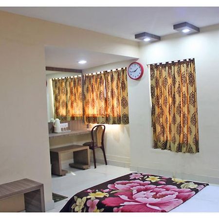 Neeranand Dalhousie- A Pure Vegetarian Hotel Kalküta Dış mekan fotoğraf