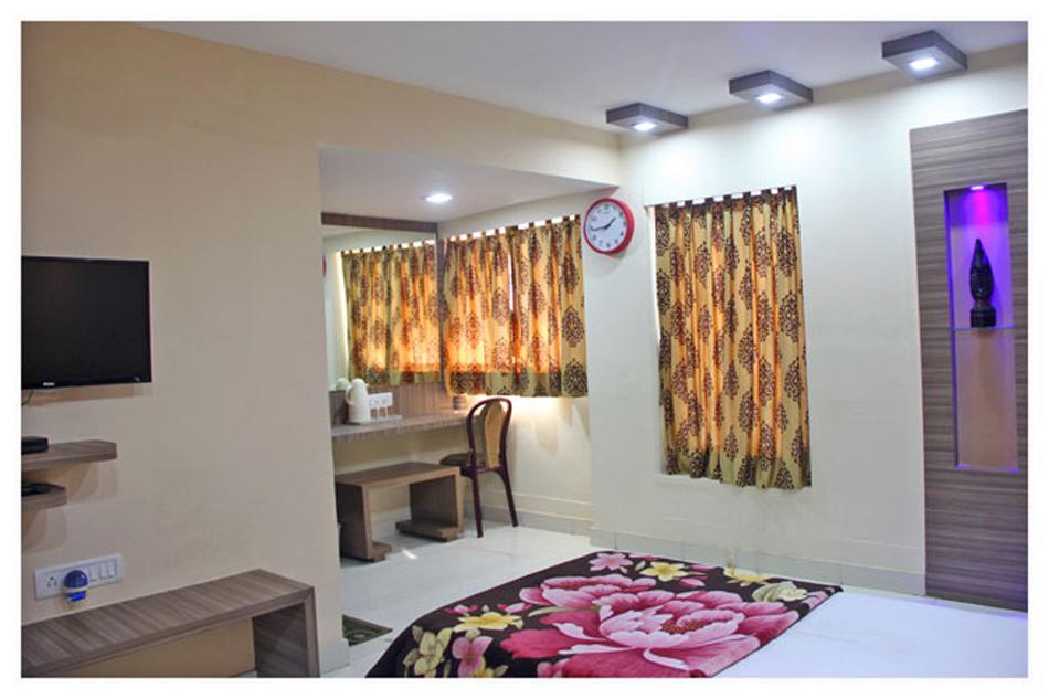 Neeranand Dalhousie- A Pure Vegetarian Hotel Kalküta Dış mekan fotoğraf