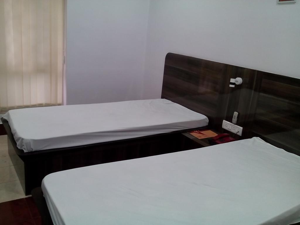 Neeranand Dalhousie- A Pure Vegetarian Hotel Kalküta Dış mekan fotoğraf