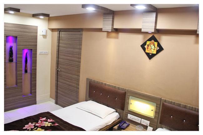 Neeranand Dalhousie- A Pure Vegetarian Hotel Kalküta Dış mekan fotoğraf